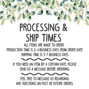 Op de afbeelding: Witte achtergrond met zwarte tekst met de tekst 'VERWERKING & VERZENDTIJDEN'. De tekst geeft aan dat alle artikelen op bestelling worden gemaakt, met een productietijd van 2-4 werkdagen en een verzendtijd van 3-7 werkdagen.