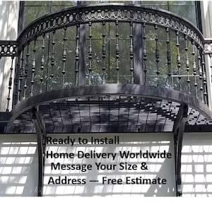 Può includere: Una ringhiera per balcone in metallo nero con parte anteriore curva e balaustre verticali con dettagli decorativi. La struttura include un corrimano con motivo traforato e supporti sottostanti. Il testo recita: Ready to Install Home Delivery Worldwide Message Your Size & Address — Free Estimate.