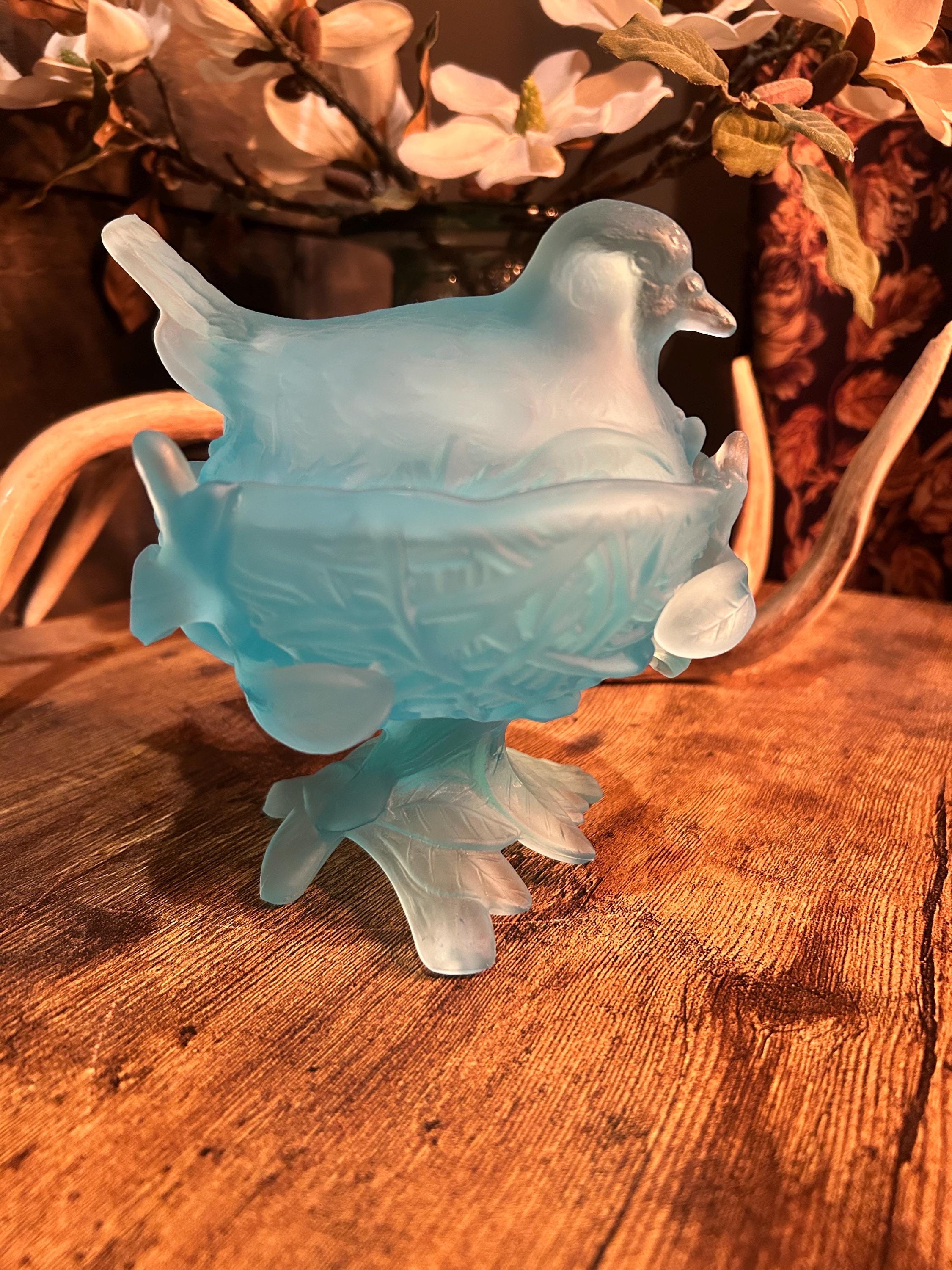 Westmoreland Robin on Nest Blue Mist Covered Dish – Frosted Art