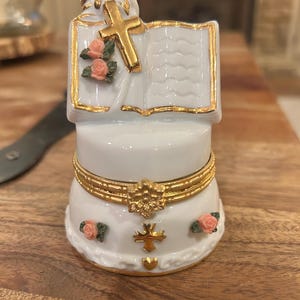 Vintage porcelain trinket/music box 3.5”- plays “Amamzing Grace”