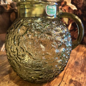 Anchor Hocking Milano Lido Avocado Green Textured Glass Pitcher – Retro 1960s Globe Design