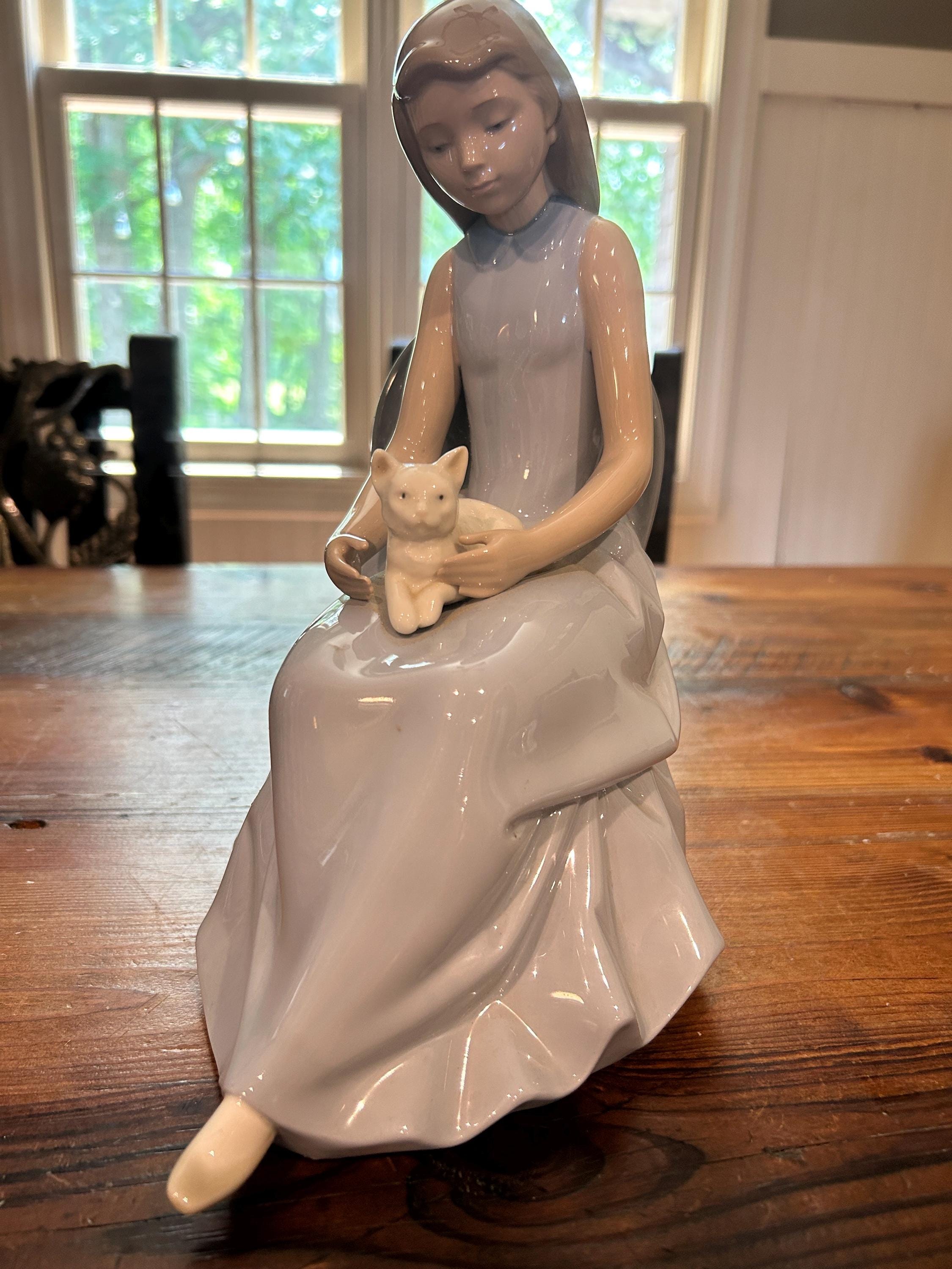 Vintage Lladro Porcelain Figurine: Girl With Cat - 