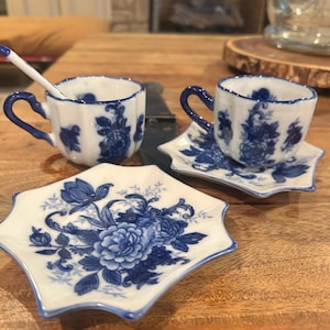 Blue and White Porcelain Tea Set – 2 Teacups with Saucers and Spoon | Made in China | Floral Chinoiserie Style