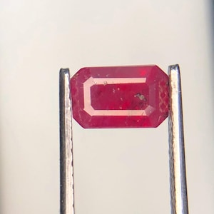 Rubí natural de Mozambique, 1,47 ct, forma esmeralda, perfecto para joyería, anillos, colgantes, rubí transparente de color rojo. 7,62 x 4,86 x 3,85 mm