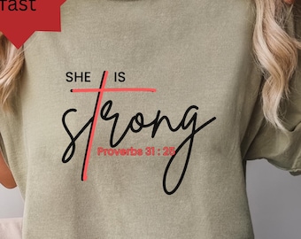 Camiseta "Ella es fuerte" con Proverbios 31:25. Regalo cristiano. El mejor regalo para ella. Camiseta cristiana. Camiseta de fe.