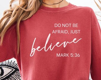 Bibelvers Komfortfärger Kristen långärmad tröja Tro bara Markus 5:36 Skriftströja Var inte rädd för tro T-shirt