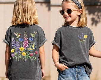 Camiseta infantil com estampa floral de flores silvestres, cores confortáveis, beija-flor e borboleta, para meninas, estilo cottagecore, ideal para amantes da natureza. Presente perfeito para crianças.