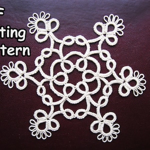 以下が含まれることがあります： 白いクロシェの雪の結晶のパターンで、黒い文字で「PDF tatting pattern」と書いてあります。