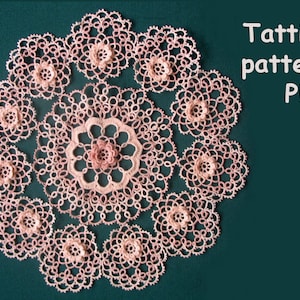 Könnte beinhalten: Ein zarter, kreisförmiger Doily in zartrosa Farbe, mit aufwendigen Spitzenmustern und floralen Akzenten. Das Design hat eine größere Blume in der Mitte, umgeben von kleineren, sich wiederholenden floralen Motiven. Der Text auf dem Bild lautet "Tatting pattern PDF".