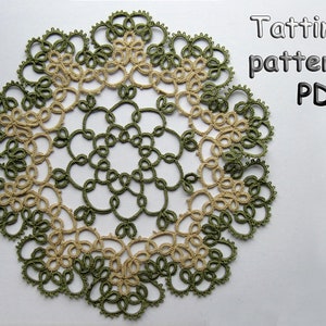 Op de afbeelding: Een delicate, ingewikkelde kantdoily in tinten groen en beige. De doily is rond en heeft een herhalend patroon van lussen en knopen. De tekst "Tatting pattern PDF" is zichtbaar in de rechterbovenhoek van de afbeelding.