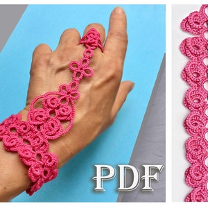 Może przedstawiać: Różowy zestaw bransoletki i pierścionka na palec wykonany na szydełku z delikatnym wzorem kwiatowym. Zestaw pokazany jest na dłoni na niebieskim tle. PDF.