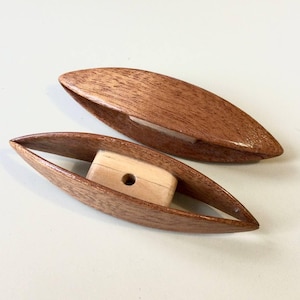 Schiffchen aus Mahagoniholz für die Herstellung von Schiffchenspitzen