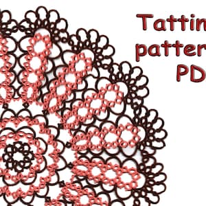 Può includere: Un centrino in tatting marrone e rosa con un design delicato e intricato. Il testo "Tatting pattern PDF" è scritto in lettere rosse nell'angolo in alto a destra dell'immagine.