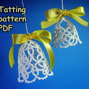 Puede incluir: Dos campanas de ganchillo blancas con lazos de cinta amarilla colgando sobre un fondo azul. La imagen incluye el texto "Tatting pattern PDF".