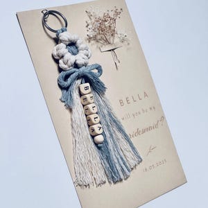 Porte-clé prénom marguerite bleue, porte-clé prénom en macramé pour demoiselle d'honneur avec carte, porte-clé personnalisé, cadeau de douche nuptiale, cadeau de proposition d'honneur matrone