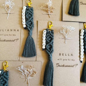 Brautjungfer Vorschlag Makramee Schlüsselanhänger, Makramee Name Schlüsselanhänger für Brautjungfer mit Karte und Blume, Geschenk für Brautjungfer oder Brautjungfer Vorschlag