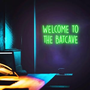 Benvenuti alla luce al neon della Batcaverna, insegna della Batcaverna, insegna decorativa della Man Cave, decorazione della parete della camera da letto, regalo di compleanno, insegna della Man Cave