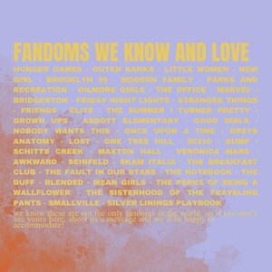 Pu&ograve; includere: Un poster con testo giallo che recita "Fandoms We Know and Love", che elenca popolari serie TV e film come "Hunger Games" e "Friends" su uno sfondo sfumato lavanda e arancione.