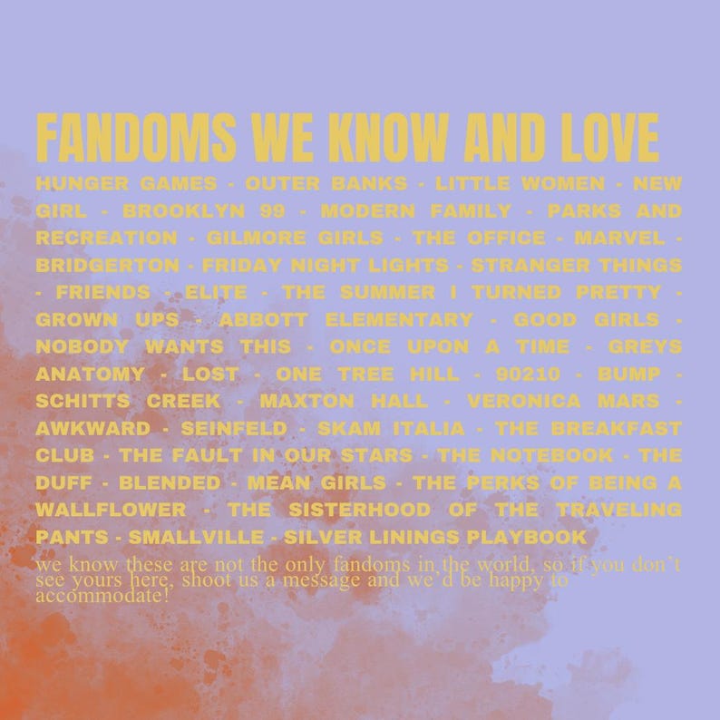 Pu&ograve; includere: Un poster con testo giallo che recita "Fandoms We Know and Love", che elenca popolari serie TV e film come "Hunger Games" e "Friends" su uno sfondo sfumato lavanda e arancione.