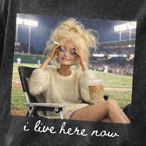 Puede incluir: Un juego de tres tazas de cerámica con un acabado mate moteado. Cada taza presenta un color diferente: azul claro, crema y gris. Las tazas tienen un diseño simple y moderno y un asa cómoda.