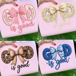 Puede incluir: Bolso rosa con el texto bordado "GAD is good". Las letras y el lazo son de varios colores y patrones, incluyendo floral, estampado de leopardo y floral azul. El bolso es sostenido por una persona.
