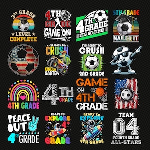 Puede incluir: Una colección de diseños gráficos coloridos con texto relacionado con los grados escolares. Los diseños incluyen balones de fútbol, gorras de graduación, arcoíris y frases como "Game On!" y "Ready to Explore".