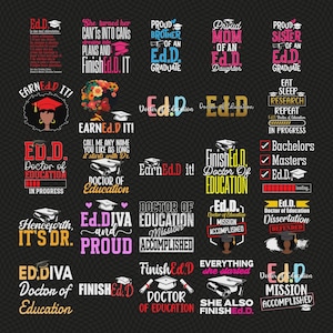 Puede incluir: Una colección de diseños gráficos sobre un fondo negro, celebrando a los graduados de Doctorado en Educación (Ed.D.). Los diseños incluyen frases como "Earned It!", "Doctor of Education" y "Mission Accomplished", con gorras de graduación e imágenes relacionadas.
