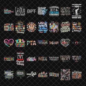 Puede incluir: Una taza de cerámica blanca con asa negra y el texto "But First, Coffee" en negrita negra. La taza se encuentra sobre un fondo borroso, sugiriendo un ambiente acogedor.