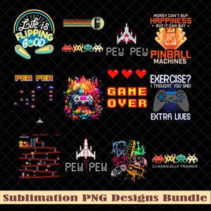 Puede incluir: Un conjunto de diseños PNG coloridos sobre un fondo negro, con gráficos de videojuegos retro y texto. Los diseños incluyen frases como "Life is Flipping Good", "Game Over" y "Extra Lives", junto con personajes y mandos de juego pixelados.