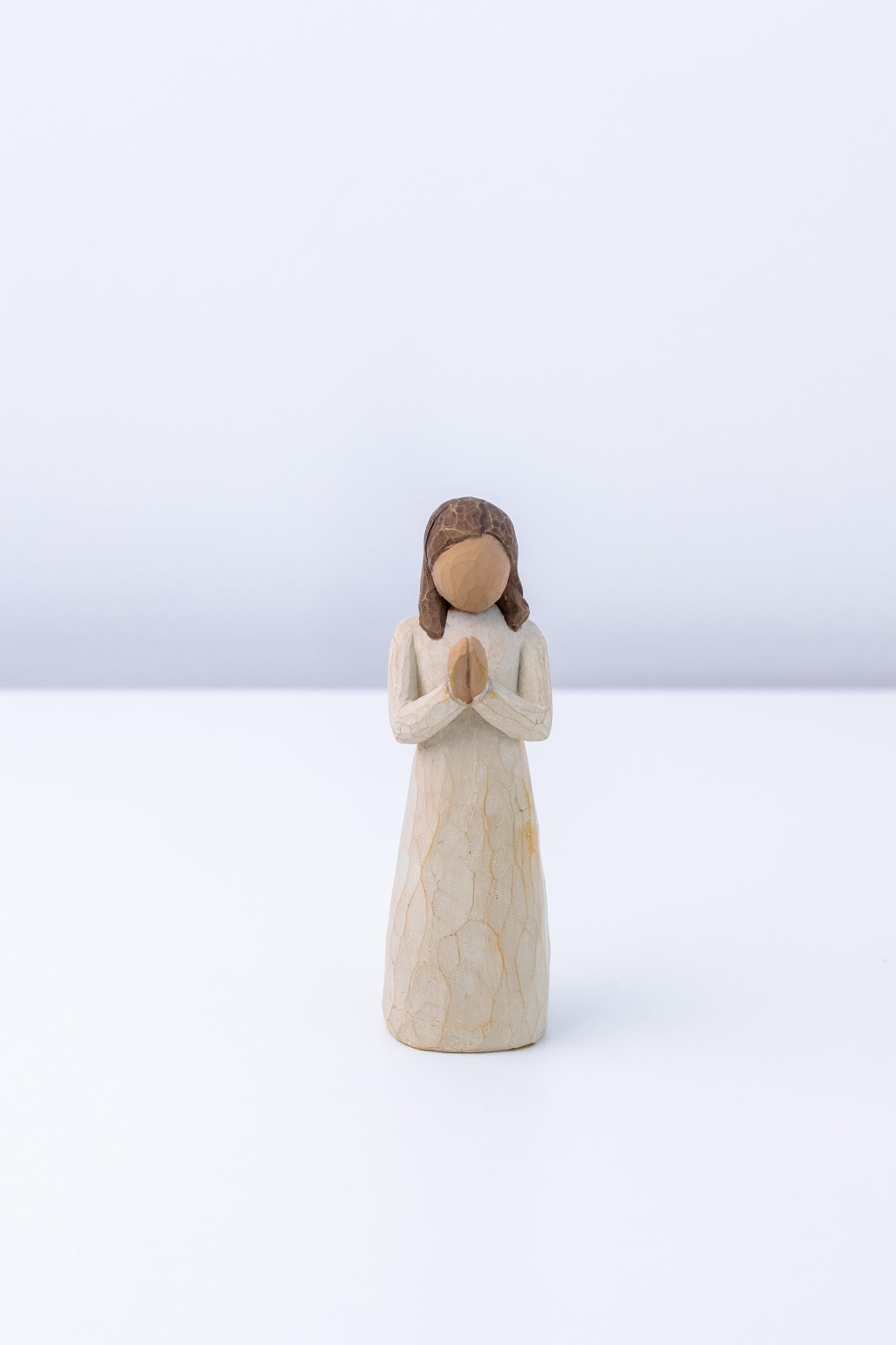 Sisters By Heart Willow Tree Sculpted Figurine Doll Hands Together. Has a chip on a bottom
