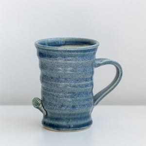 Taza de cerámica firmada con diseño de concha