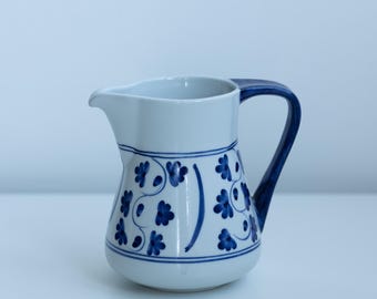 Blauwe en witte crèmekleurige bloemen