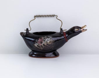 Mitten av århundradet japansk keramik anka/gåsbrun glaserad gräddkanna metallhandtag