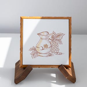 Sottopentola in legno e ceramica da 6,5 pollici. Design con brocca e uva.
