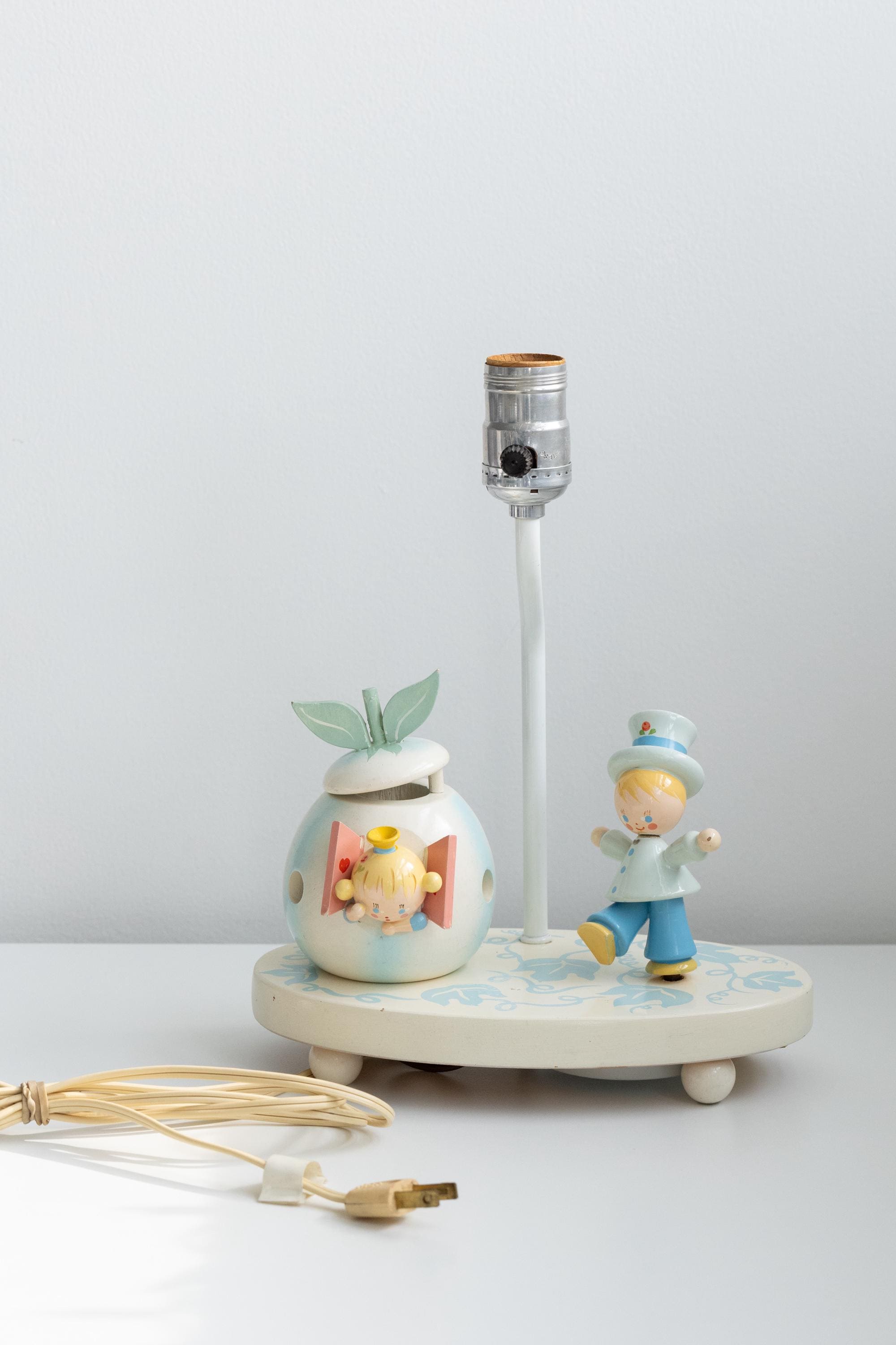 RUSS社 Little Miracles 陶器 ルームライト ヴィンテージ Vintage 1950s Child's Wooden Nursery Rhyme Lamp Young Designs NY