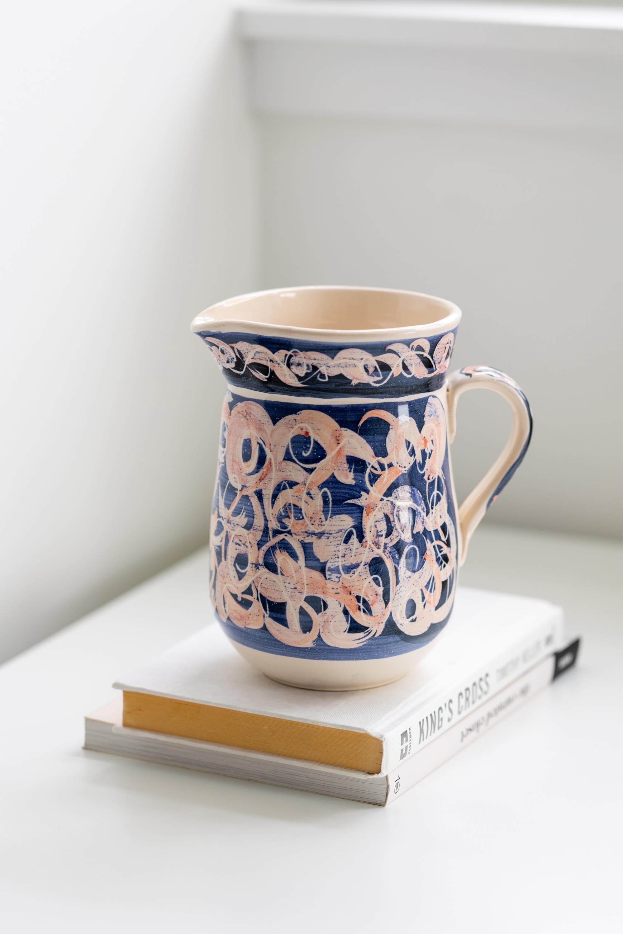 陶器のピッチャーまたは青とピンクの抽象的なデザイン - Etsy 日本