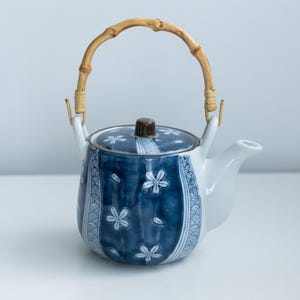 Théière en porcelaine de Chine, du Japon et des fleurs bleues