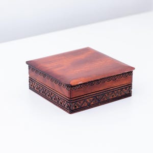 Hand geschnitzte Vintage Trinket Box hergestellt in Polen