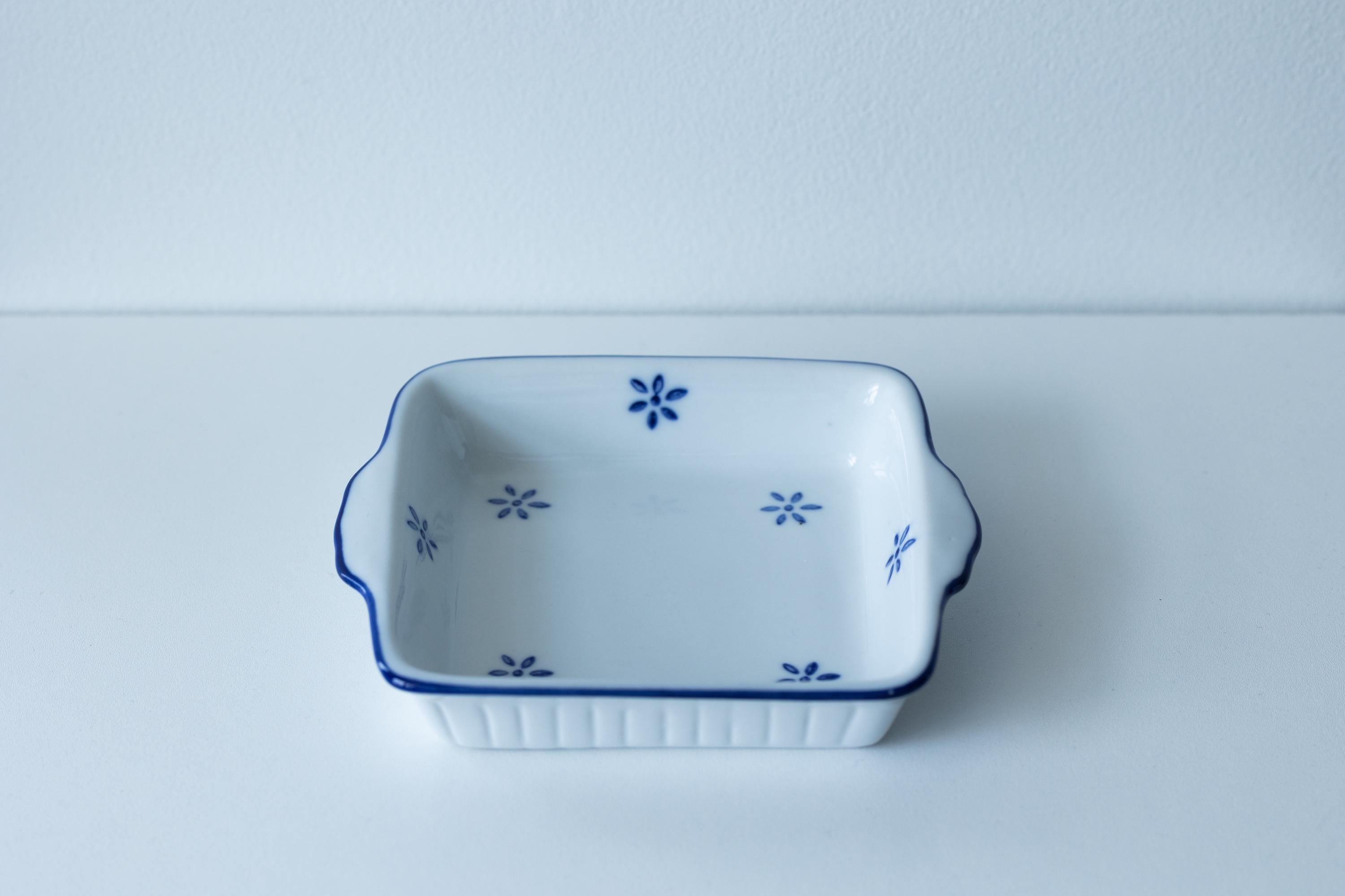 青白い花柄の磁器皿 ヴィンテージ ブルー ホワイト デルフトスタイル 磁器 花柄 フラワー