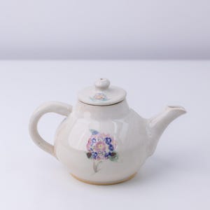 théière en poterie vintage très petite. Théière faite main, signée par l'artiste
