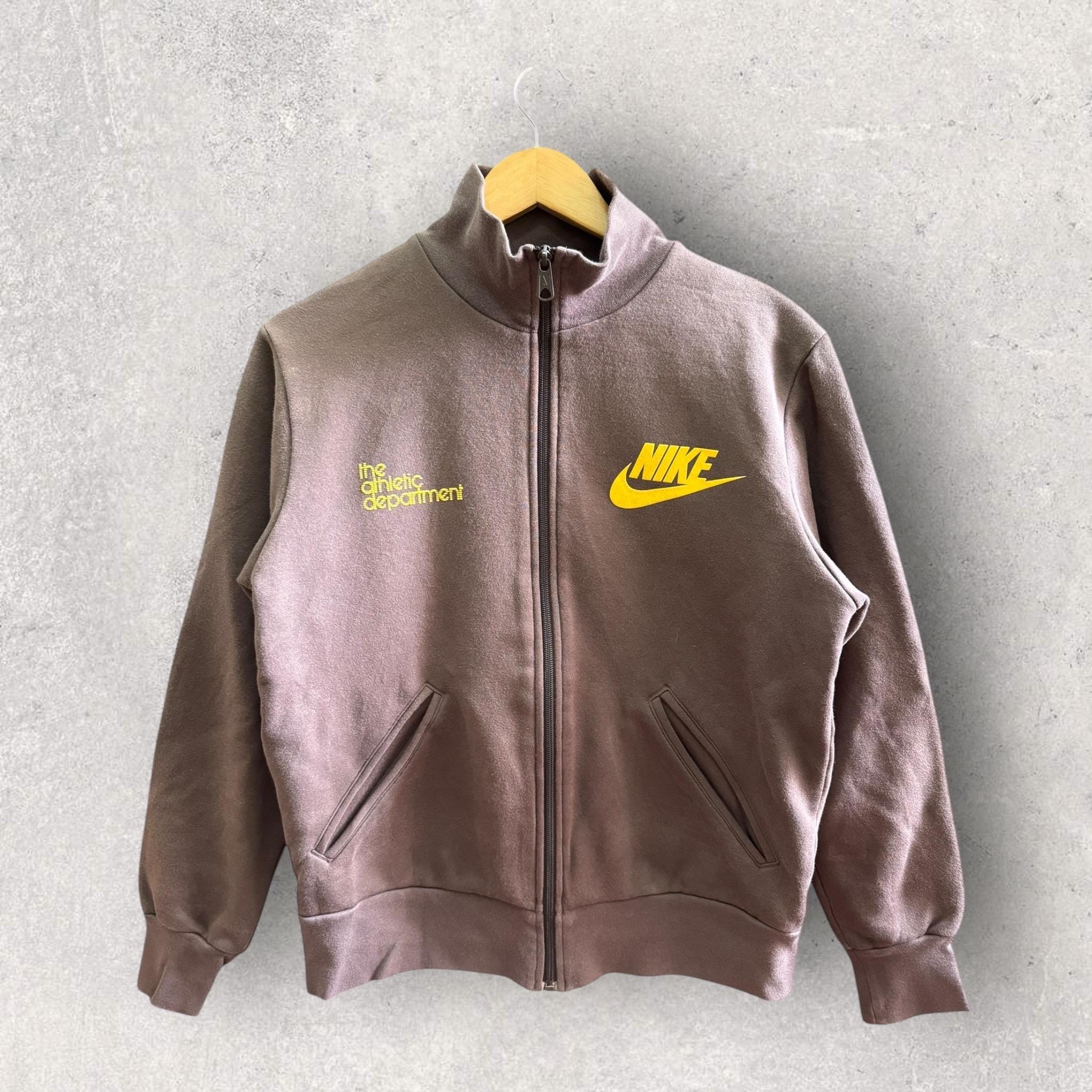NIKE スタジャン 刺繍 スウィッシュロゴ the athletic dept 03192024_CoreMerch_BB-