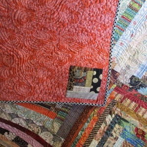 Log Cabin Patchwork Quilt / Großes Scrap Quilt / Lap Size / Art Quilt mit hängender Hülle / bemalte Quilts