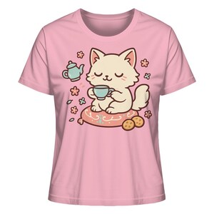 Cartoon kattenshirt – schattige kat drinkt thee op een kussen – grappig cadeau voor theeliefhebbers – biologisch damesshirt
