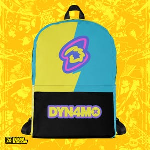 Puede incluir: Una mochila con un diseño de bloques de color amarillo y azul. La sección superior está dividida diagonalmente, con un lado amarillo y un lado azul. Un logotipo está en el lado azul. La sección inferior es negra, con la palabra "DYNAMO" en morado y amarillo.