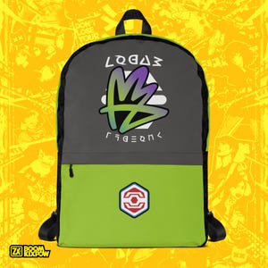 Puede incluir: Una mochila gris y verde con una cremallera negra y un logotipo que dice "LOGDAS" y "F3D3QNL". El logotipo es una letra "F" estilizada con un degradado morado y verde. La mochila también tiene un logotipo más pequeño en la parte inferior que es un hexágono rojo con un círculo blanco en su interior.