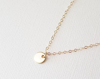 Gold Dot Halskette - handgemachte winzige gold filled Scheibe kleiner Kreis runder Anhänger Minimalistischer handgemachter Schmuck - schlichter Schmuck für jeden Tag