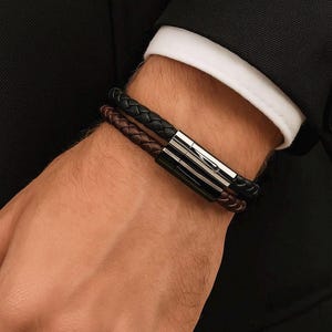 Pulsera de cuero trenzado para hombre: cierre de acero inoxidable, estilo minimalista.