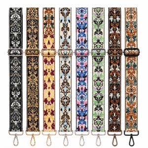 Pode incluir: Uma coleção de nove alças decorativas para bolsas com vários padrões florais e ornamentais. As alças apresentam uma variedade de cores, incluindo preto, dourado, amarelo, azul, rosa e verde. Cada alça tem ferragens de metal para fixação.