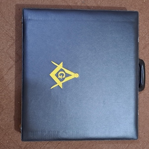 Porte-documents Masonic Regalia MM/WM avec tablier maçonnique avec équerres et boussole en lingots d'or et G en similicuir, Noir, 18 x 16 x 3 pouces