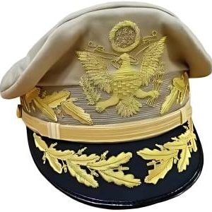Op de afbeelding: Een beige militaire hoed met gouden borduurwerk. De hoed heeft een adelaar met gespreide vleugels, een krans en een ster. De hoed heeft ook een gouden band en een eikenbladeren rand.